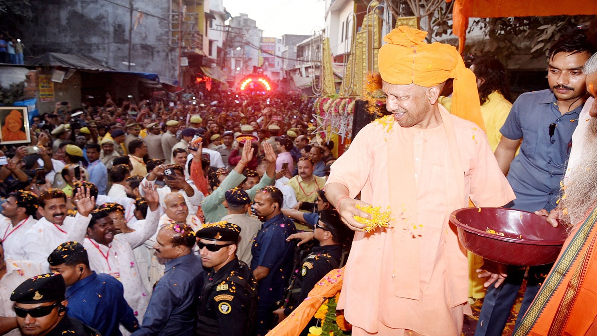 गोरखपुर में होलिका दहन कार्यक्रम में शामिल हुए CM योगी, लोगों पर की पुष्प  वर्षा - India TV Hindi