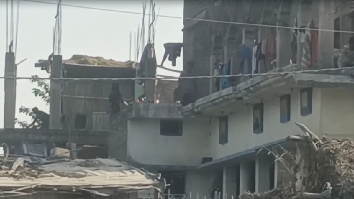 दरभंगा में दुर्गा मंदिर से लौट रहे श्रद्धालुओं पर छत से फेंके पत्थर, मची अफरा-तफरी; सामने आया VIDEO