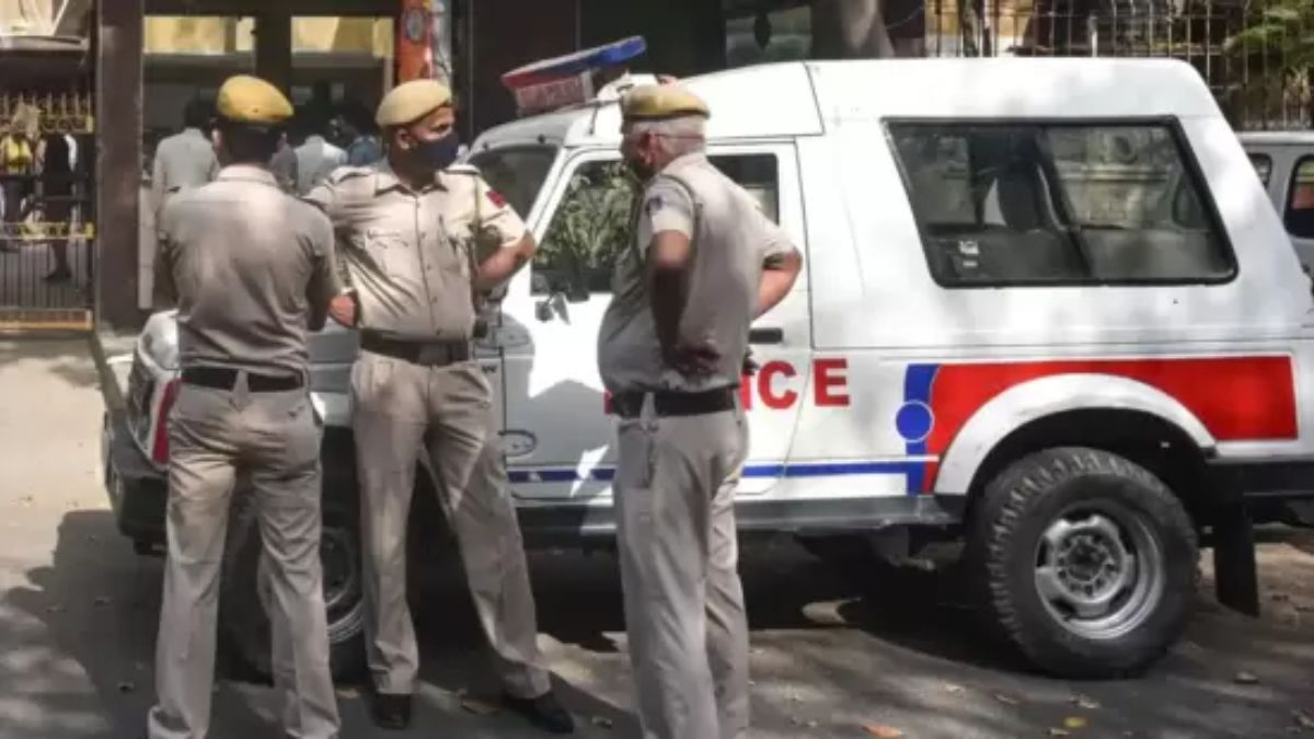 दिल्ली पुलिस और वांटेड बदमाश में हुई मुठभेड़, मायापुरी थाने में फायरिंग के एक मामले में शामिल था आरोपी