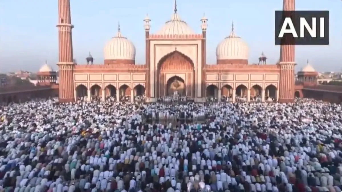 Eid al-Fitr Live: देश में धूमधाम से मन रही है ईद, यूपी के मुरादाबाद में लोगों की पुलिस से बहस, यहां देखें Live अपडेट्स देशभर में मनाई जा रही ईद।- India TV Hindi