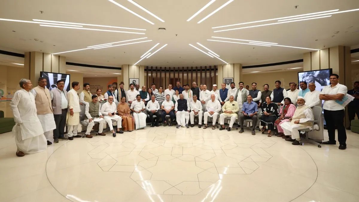 बिहार में RJD के साथ मिलकर कांग्रेस लड़ेगी विधानसभा चुनाव, पार्टी जल्द संगठन भी करेगी मजबूत बिहार के नेताओं के साथ राहुल गांधी और खरगे- India TV Hindi