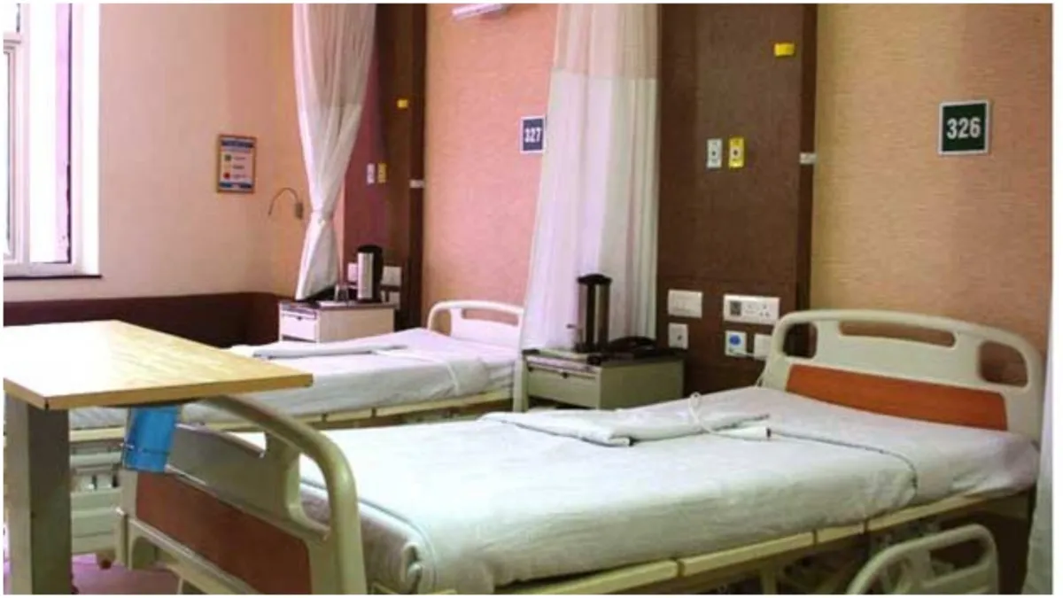 Uproar in Ratlam hospital patient who was said to be in coma came out of the hospital accused of dem- India TV Hindi