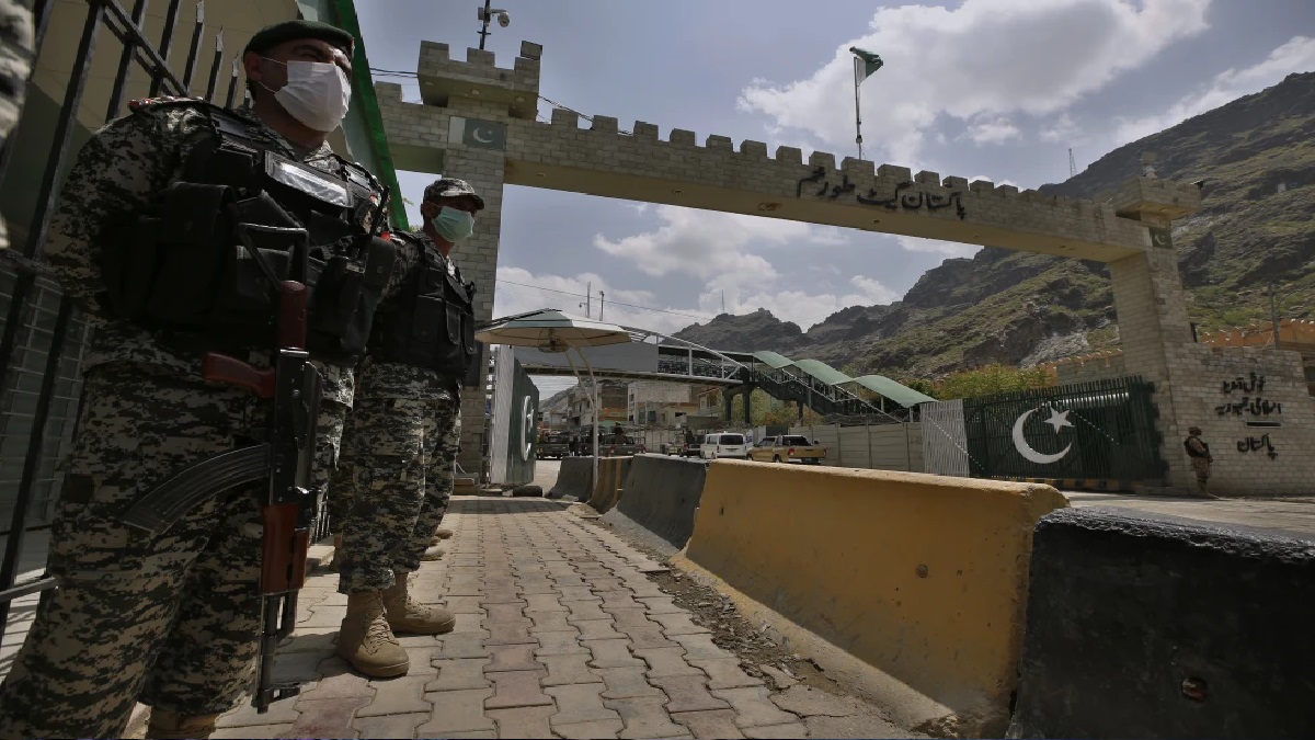 पाकिस्तान और अफगानिस्तान के बीच मचा घमासान, तोरखम क्रॉसिंग पर हुई अंधाधुंध फायरिंग – India TV Hindi