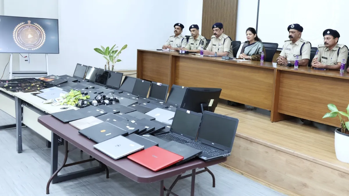 तेलंगाना साइबर सुरक्षा ब्यूरो की बड़ी कार्रवाई, फर्जी कॉल सेंटर के 63 लोगों को किया गिरफ्तार कर्मचारियों के पास से बरामद लैपटॉप।- India TV Hindi