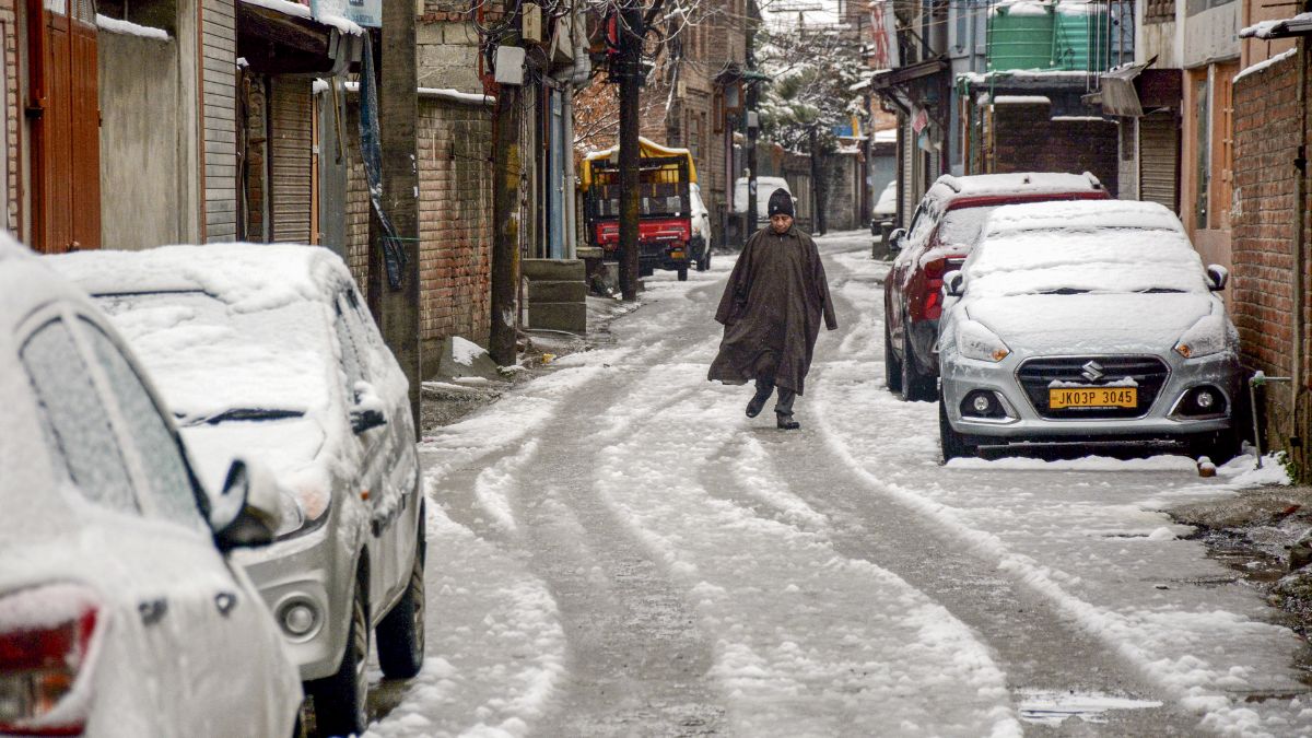 जम्मू-कश्मीर में अगले तीन दिन भारी बारिश-बर्फबारी की चेतावनी, स्कूलों की छुट्टियां बढ़ाई गई