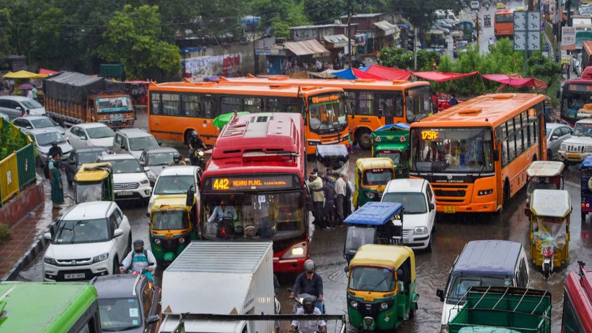 दिल्ली: ट्रांसपोर्ट व्यवस्था को बेहतर बनाने की कवायद शुरू, परिवहन मंत्री ने पेश किया 100 दिनों का रोडमैप