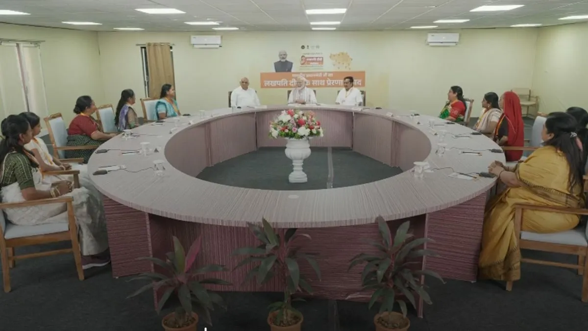 हाथ में नोटपैड और पेंसिल...पीएम मोदी ने लखपति दीदियों के साथ बोर्डरूम शैली में की बातचीत, देखें- वीडियो लखपति दीदी के साथ पीएम मोदी ने की बातचीत- India TV Hindi