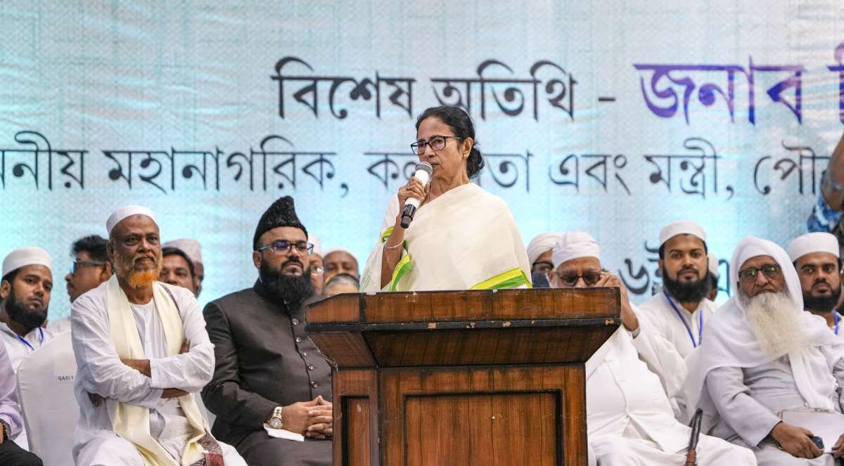 वक्फ कानून पर इमामों के साथ ममता बनर्जी की बैठक, चंद्रबाबू नायडू और नीतीश पर साधा निशाना, जानिए क्या कहा