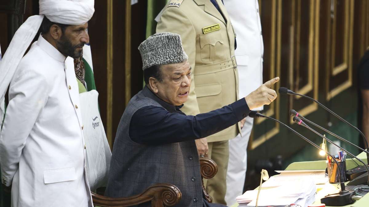 नए वक्फ कानून पर J&K की असेंबली में दूसरी दिन भी बवाल, मार्शल ने PDP विधायक को बाहर निकाला