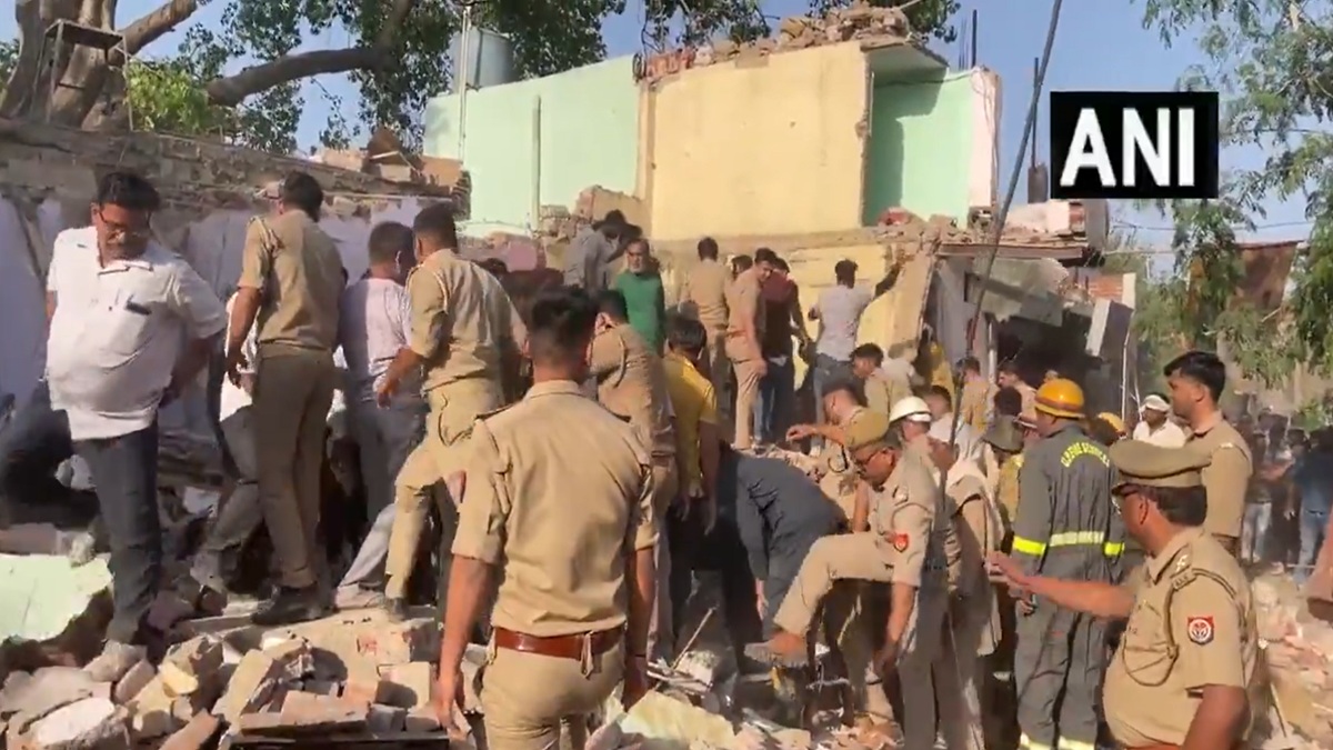 यूपी: आगरा में 4 दुकानों की छत गिरने से बड़ा हादसा, 2 लोगों की मौत, 7 लोग घायल