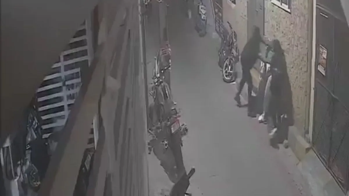 बेंगलुरु में शख्स ने लड़की को छेड़ा, सीसीटीवी में कैद हुई शर्मनाक घटना; पुलिस जांच में जुटी bengaluru- India TV Hindi