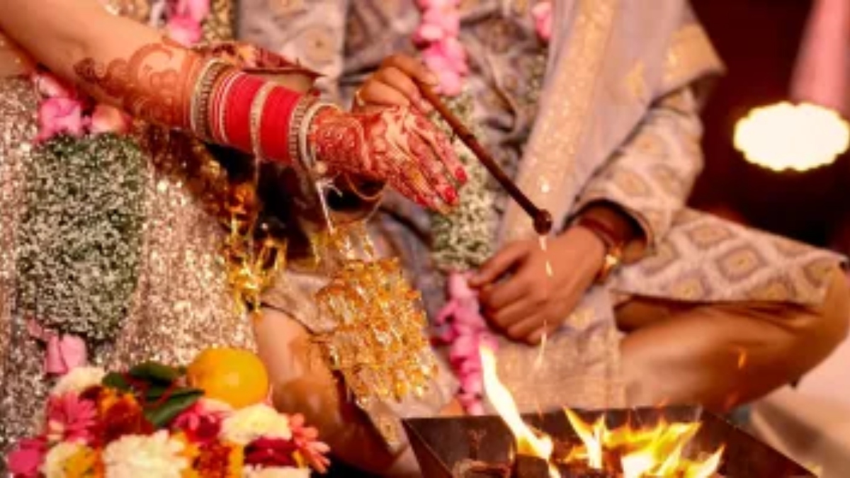 दरवाजे पर पहुंची बारात, दहेज में गाड़ी की डिमांड सुन भड़कीं दुल्हनें, शादी से किया इंकार