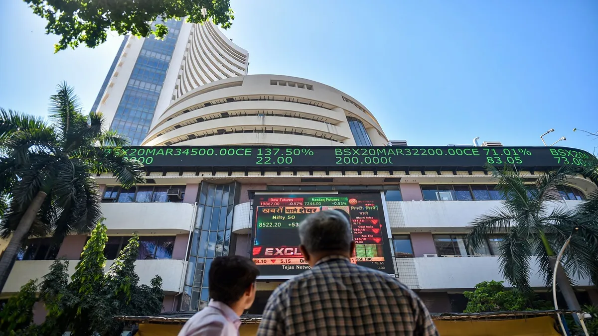 BSE के सीईओ ने निवेशकों को किया अलर्ट, कहा- अगर खुद की नहीं करेंगे सुरक्षा तो सिर्फ नियम आपको नहीं बचा सकते बीएसई के सामने डिस्प्ले निहारते निवेशक। (फाइल)- India TV Paisa