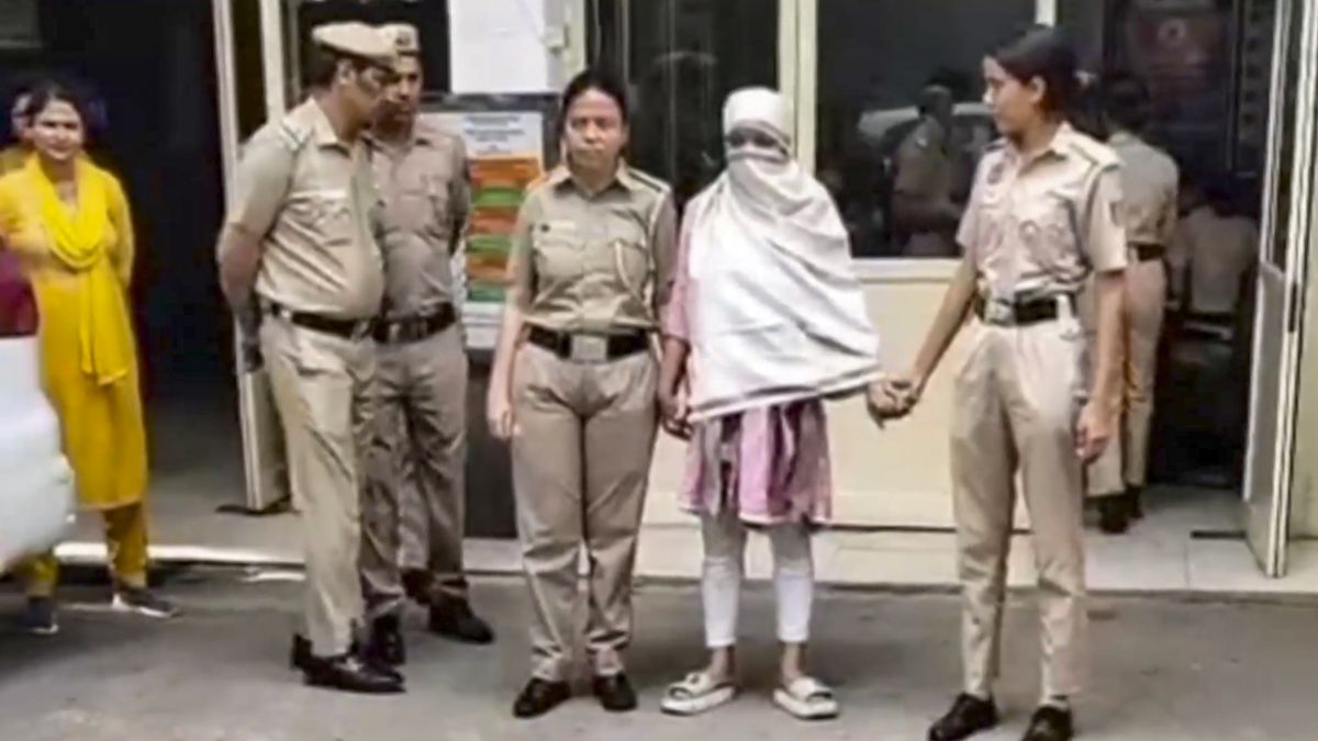 सीलमपुर मर्डर केसः लेडी डॉन ज़िकरा से पूछताछ में बड़ा खुलासा, नाबालिग लड़कों की फौज कर रही थी तैयार