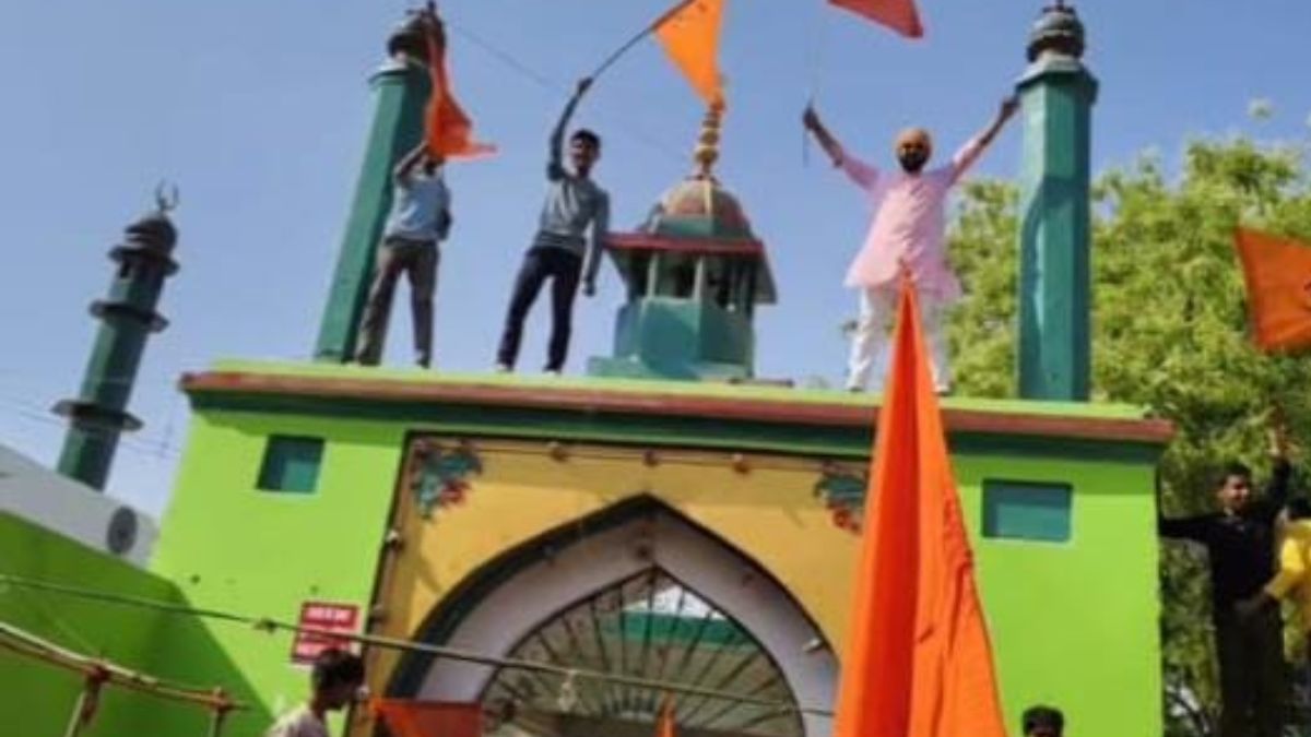 प्रयागराज में भगवा झंडा लेकर कुछ युवक दरगाह के गेट पर चढ़े, लगाए नारे