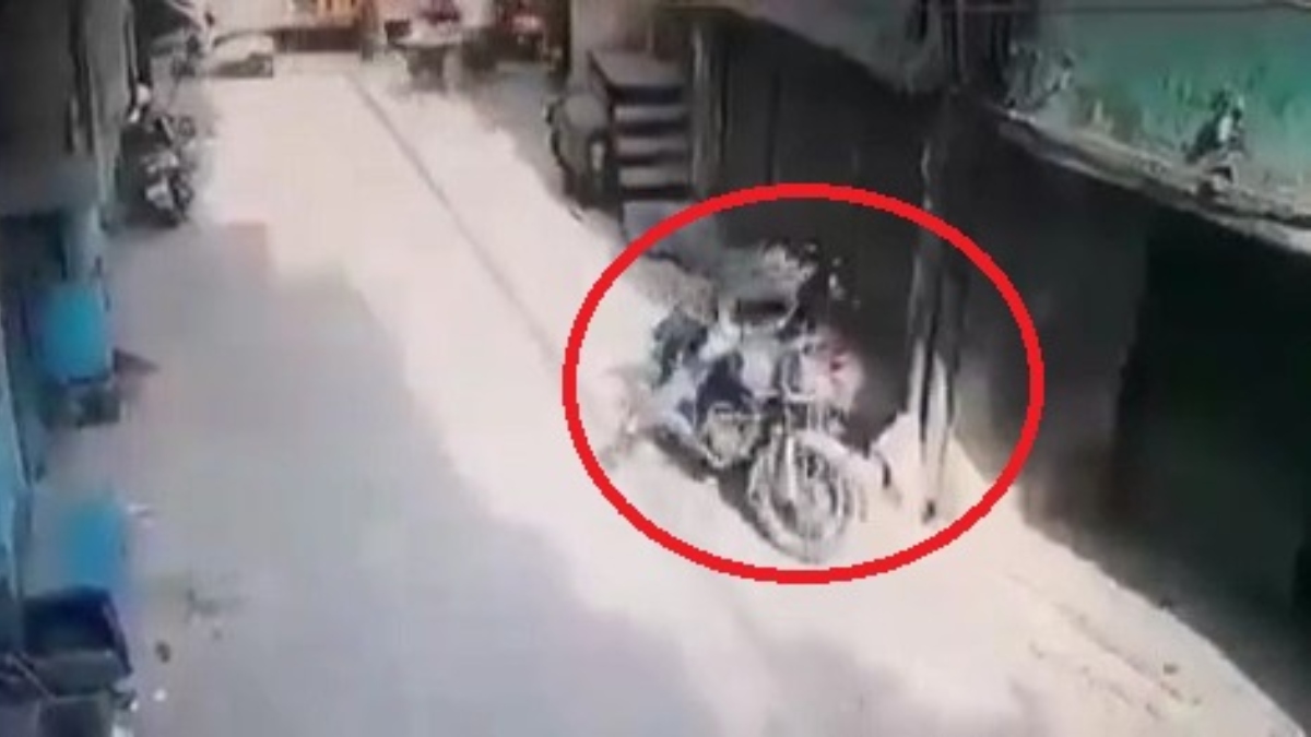 बुलेट पर सवार युवक को आया हार्ट अटैक, कुछ देर तड़पने के बाद हो गई मौत; VIDEO आया सामने