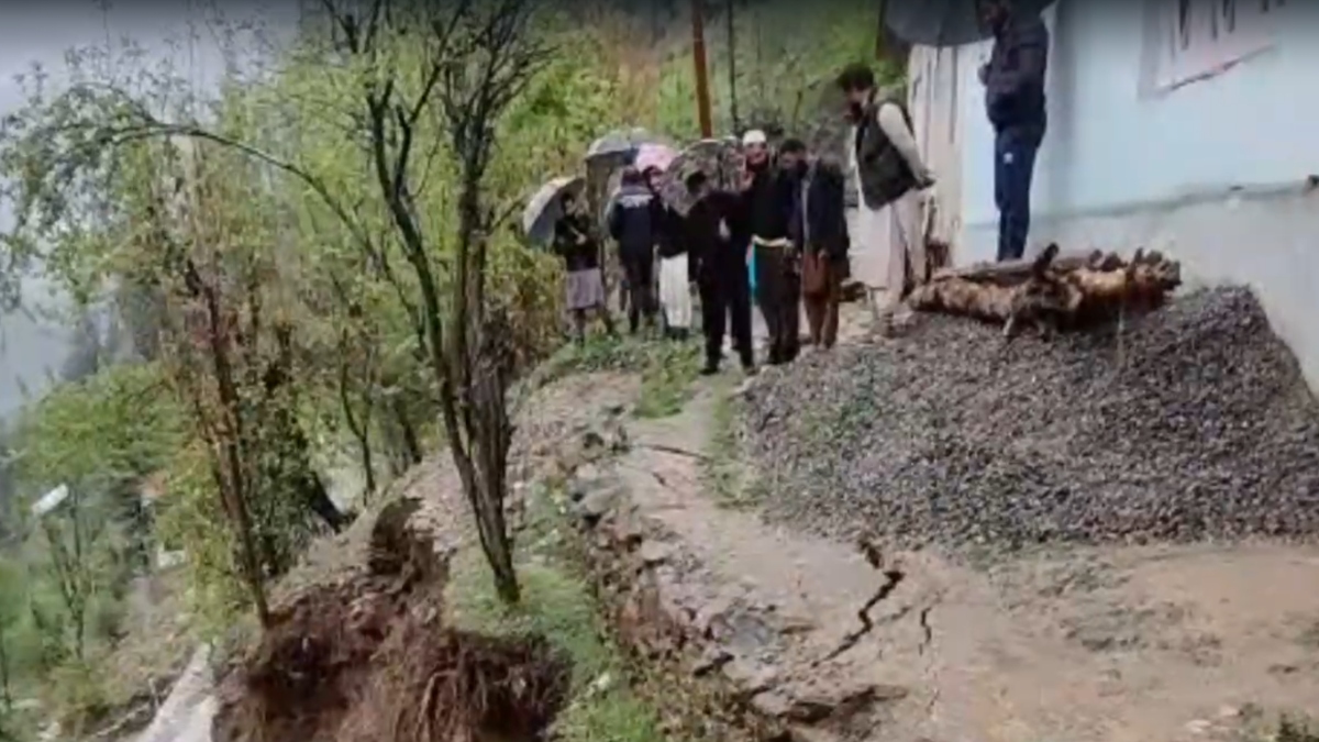 VIDEO: जम्मू-कश्मीर में बादल फटने से 3 लोगों की मौत, 40 भेंड़-बकरियां भी मरीं, कई जगहों पर लैंड स्लाइडिंग