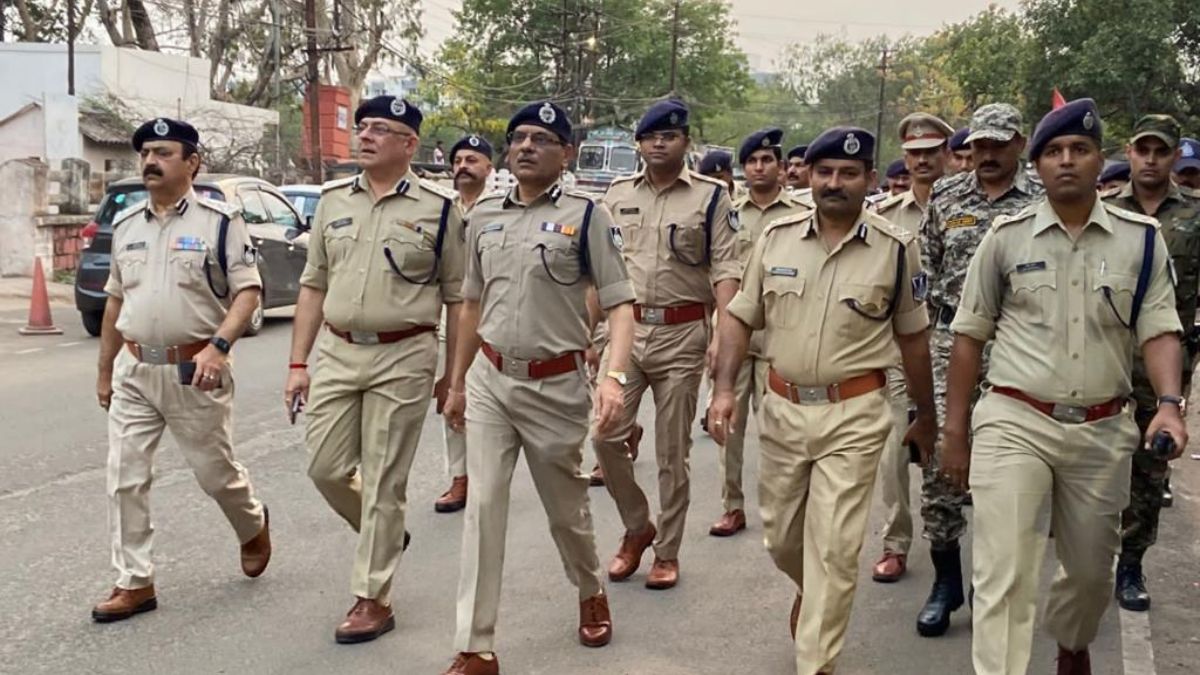मध्य प्रदेश में विधायक-सांसदों को सैल्यूट करेंगे पुलिस अफसर, DGP ने जारी  किया आदेश; फोन आए तो सुननी होगी बात - India TV Hindi