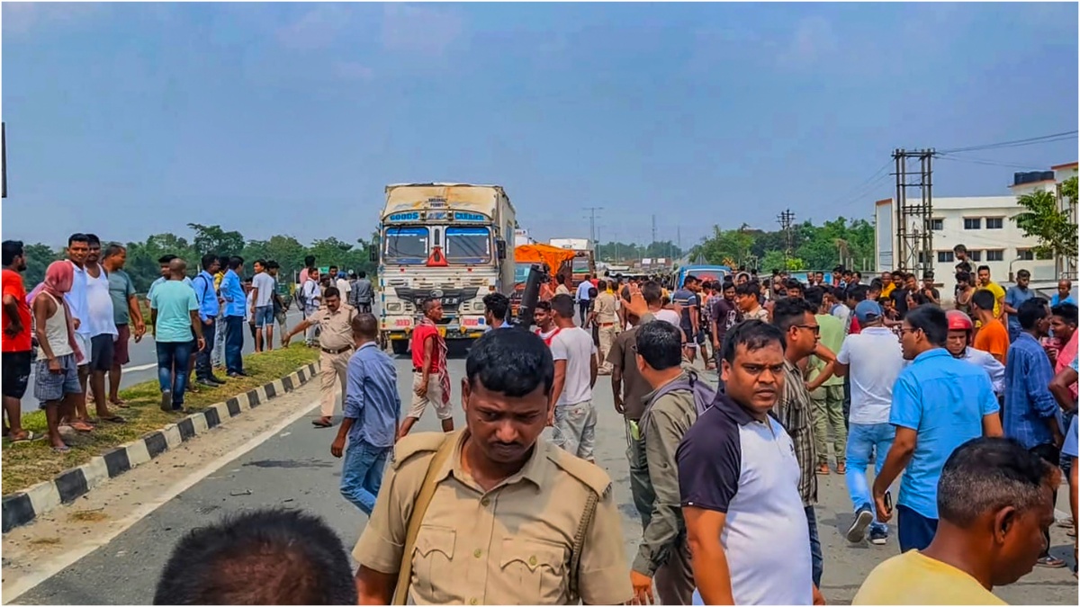 दार्जिलिंग के मंदिर में फेंका गया मांस का टुकड़ा, आमने-सामने आए दो गुट, पुलिस पर पथराव
