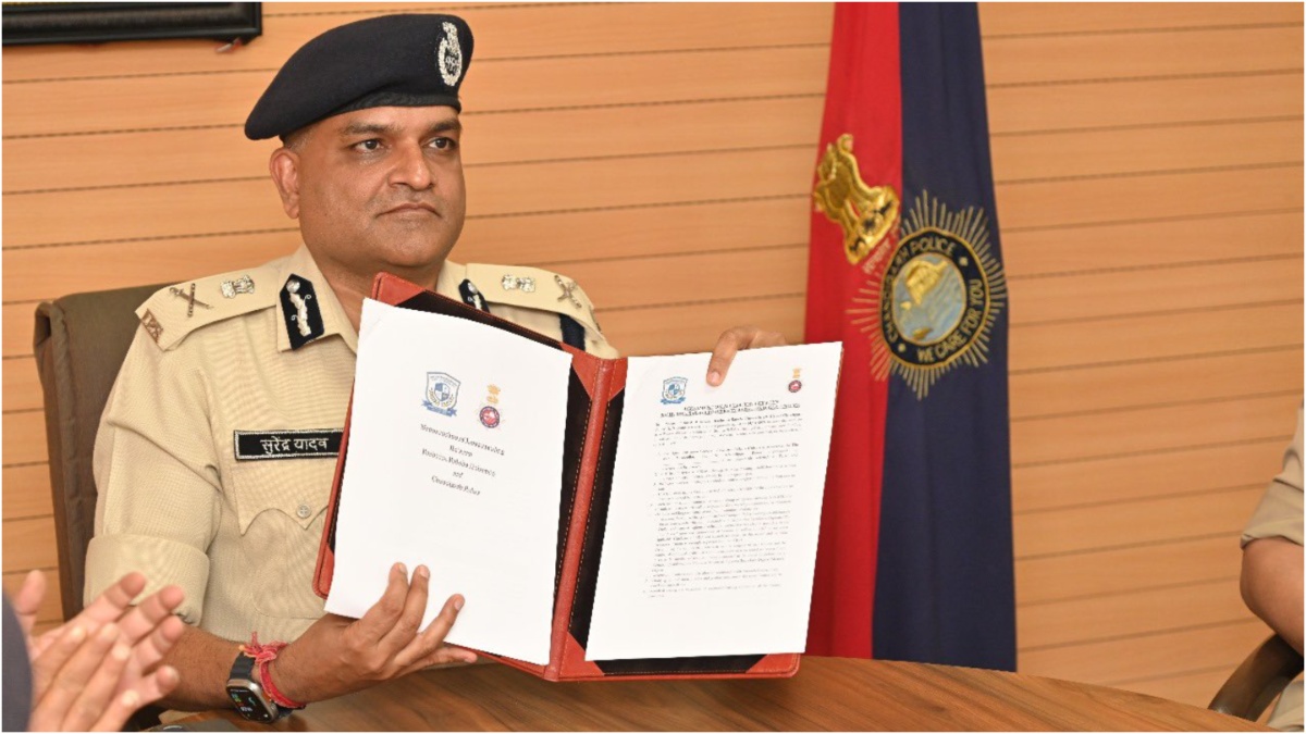 चंडीगढ़ के DGP सुरेंद्र सिंह यादव का हुआ ट्रांसफर, IG राजकुमार सिंह संभालेंगे कार्यभार, अफसरों के बीच खींचतान बनी वजह - India TV Hindi