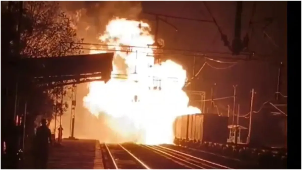 जबलपुर में बड़ा ट्रेन हादसा, मालगाड़ी में लगी भीषण आग Massive fire breaks out in goods train at Bhitoni railway station in Jabalpur- India TV Hindi