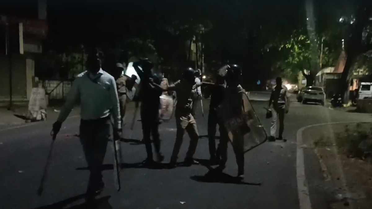 नासिक में अवैध दरगाह हटाने को लेकर बवाल, भीड़ ने पुलिस और नगर निगम की टीम पर किया पथराव