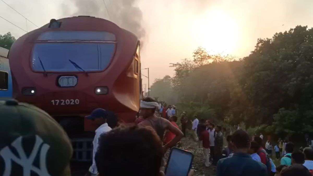 बेगूसराय में ट्रेन में लगी आग, जान बचाकर भागे यात्री; सामने आया Video