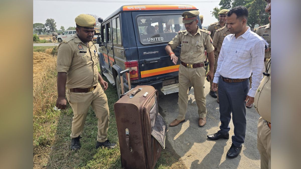 UP: गेहूं काटने गए किसानों को खेत में मिला ट्रॉली बैग, खोलकर देखा तो मिला युवक का शव; मचा हड़कंप
