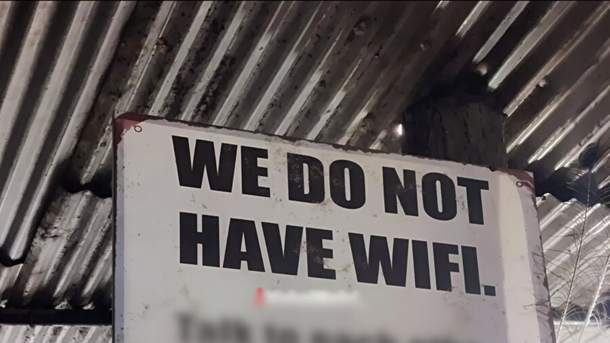 Wi-Fi नहीं था तो लगवाया ऐसा बोर्ड जो किसी ने सोचा नहीं होगा, फोटो हुई वायरल