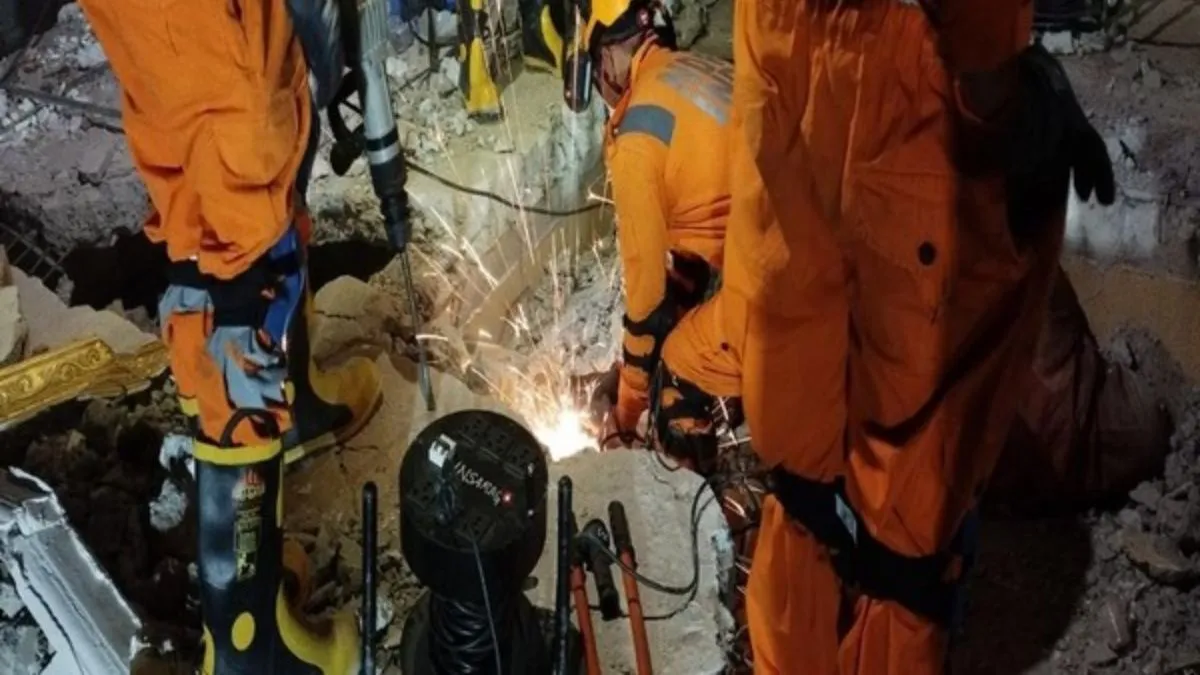 मांडले भूकंप में बचाव कार्य में जुटी भारतीय टीम ने जीता म्यांमार का दिल, लोग कर रहे वाहवाही म्यांमार में रेस्क्यू ऑपरेशन करती एनडीआरएफ टीम। - India TV Hindi