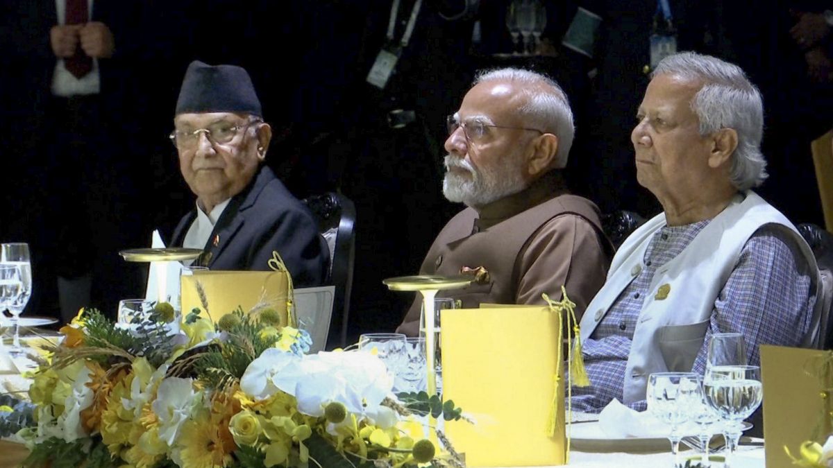 BIMSTEC: शिनावात्रा के रात्रिभोज में पीएम मोदी के बगल बैठे बांग्लादेश के कार्यवाहक यूनुस, जानें क्या हुई बात