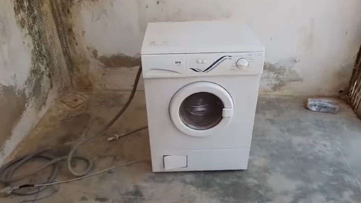 वॉशिंग मशीन को चेक करने के लिए लड़के ने जो किया वह आप घर पर बिल्कुल भी ट्राई मत करिएगा