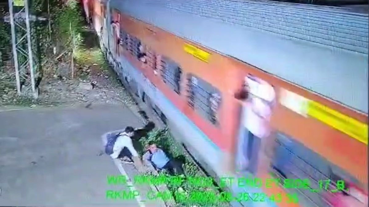 ट्रेन के नीचे आने ही वाला था शख्स, तभी देवदूत बनकर पहुंचा रेलकर्मी और बचा ली जान, देखें Video
