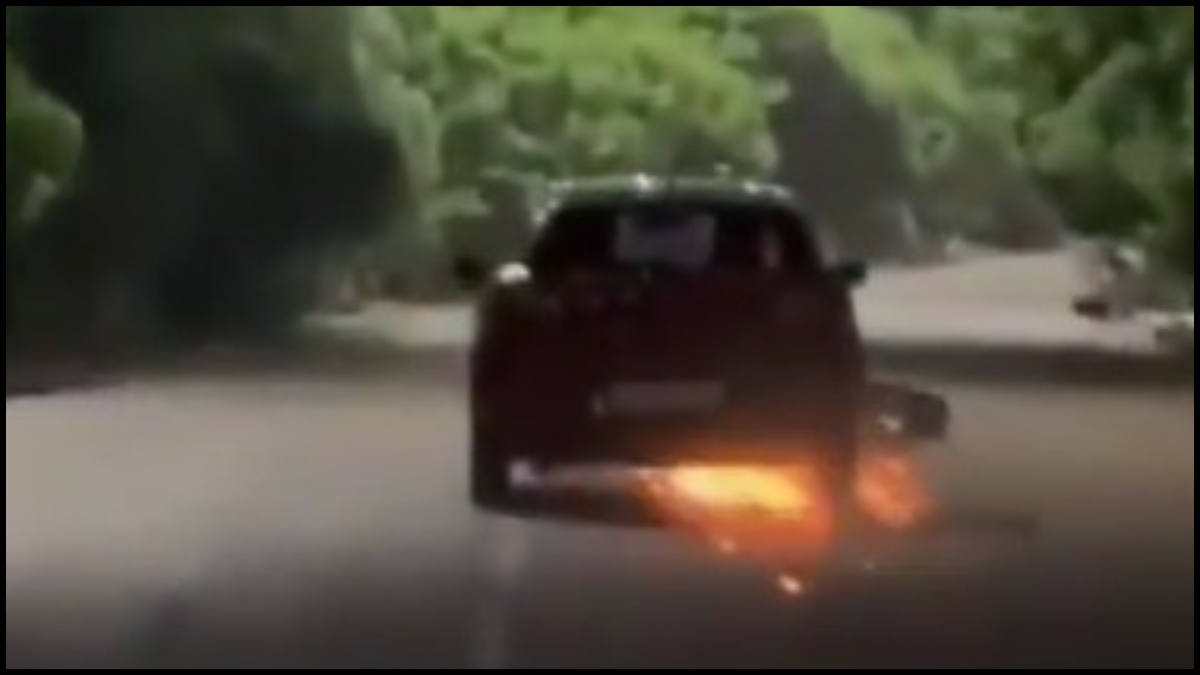 टक्कर के बाद फंसी बाइक को घसीटती रही कार, लखनऊ से सामने आया खौफनाक VIDEO