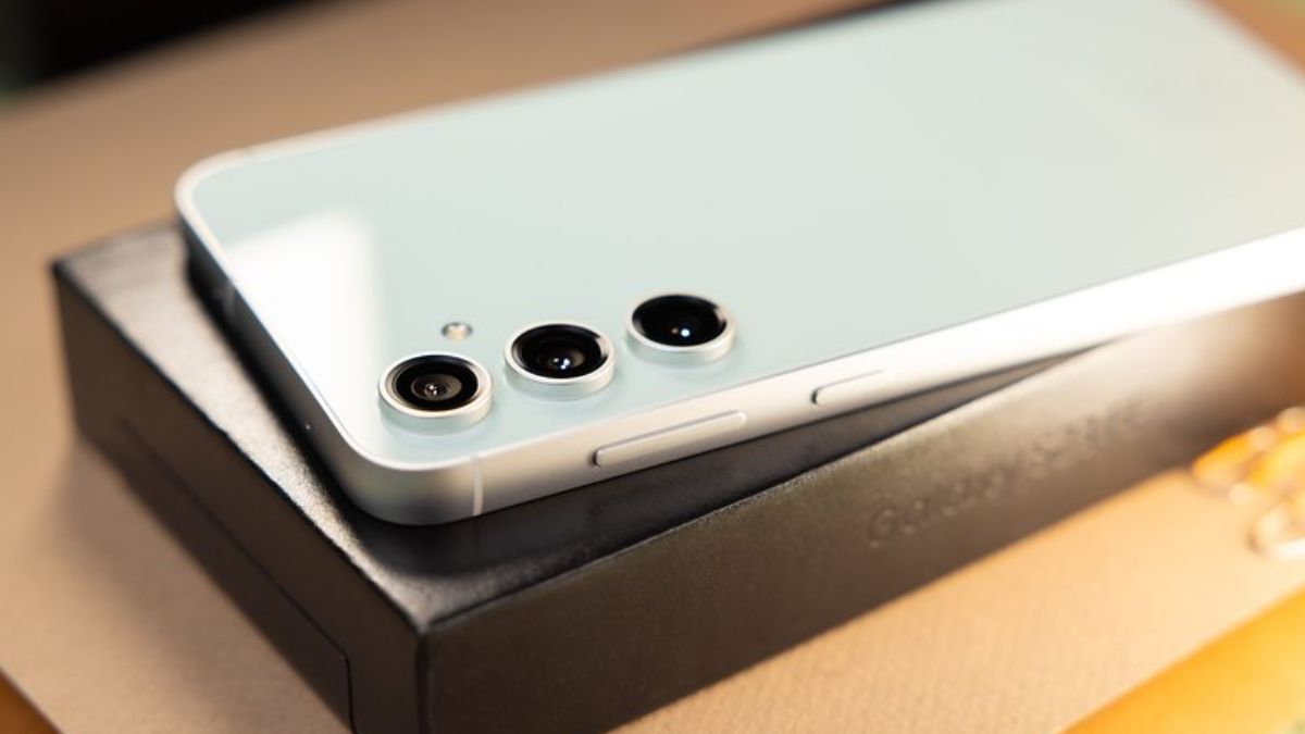 Samsung Galaxy S25 FE का सेल्फी कैमरा होगा अपग्रेड! लॉन्च से पहले सामने आई डिटेल