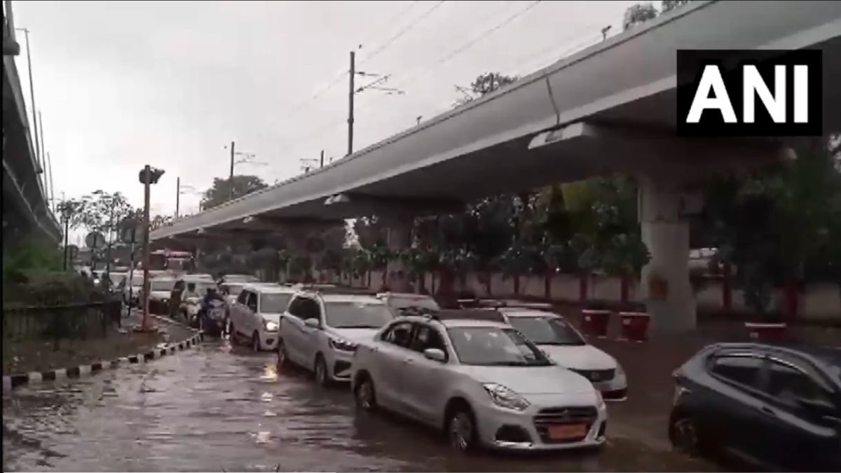 दिल्ली-NCR में तेज हवा और झमाझम बारिश, जलभराव की वजह से तालाब बनीं सड़कें, रेड अलर्ट जारी
