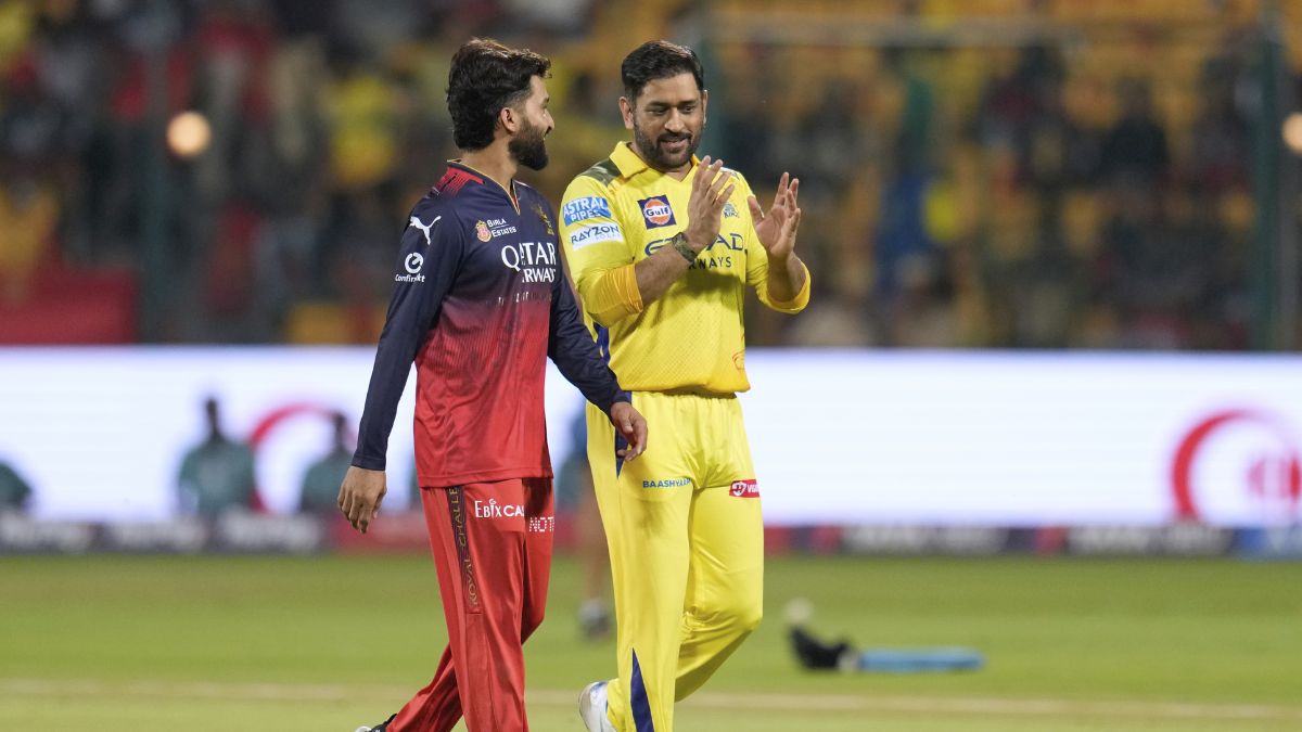 RCB vs CSK Live Score: चेन्नई सुपर किंग्स ने जीता टॉस, RCB की टीम करेगी पहले बल्लेबाजी