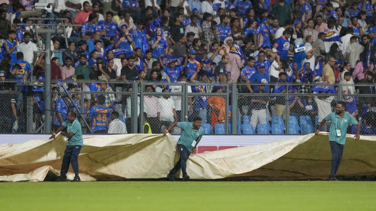 MI vs DC Pitch Report: मुंबई में रनों की होगी बारिश या विकेटों की लगेगी झड़ी? जानें वानखेड़े स्टेडियम की पिच रिपोर्ट