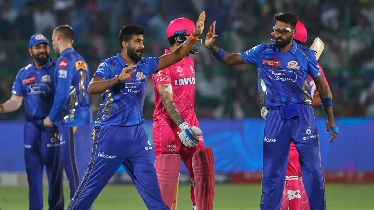 मुंबई इंडियंस ने लगाया जीत का सिक्सर, राजस्थान रॉयल्स को धमाकेदार अंदाज में चटाई धूल विकेट लेने के बाद हार्दिक पांड्या के साथ जश्न मनाते हुए जसप्रीत बुमराह- India TV Hindi