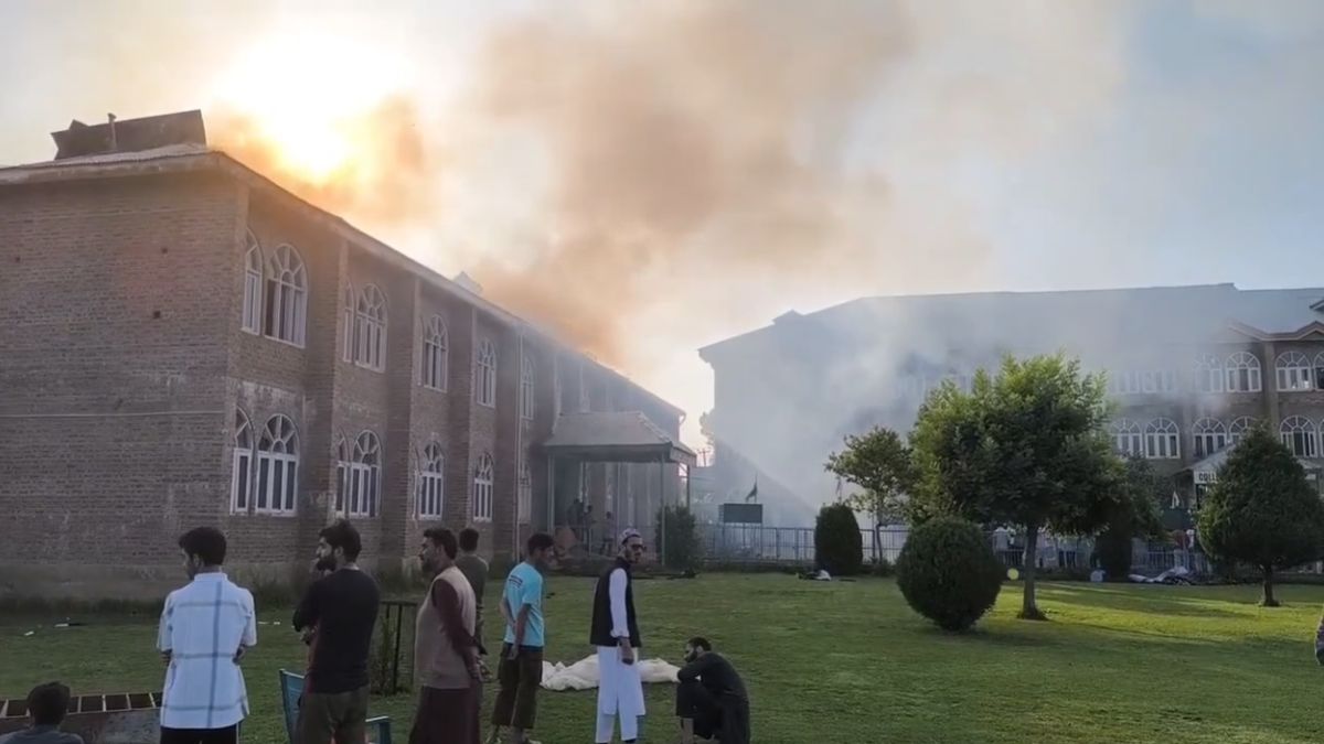 कश्मीर के एक मदरसे में भीषण आग, फायर ब्रिगेड की कई गाड़ियां मौके पर पहुंची