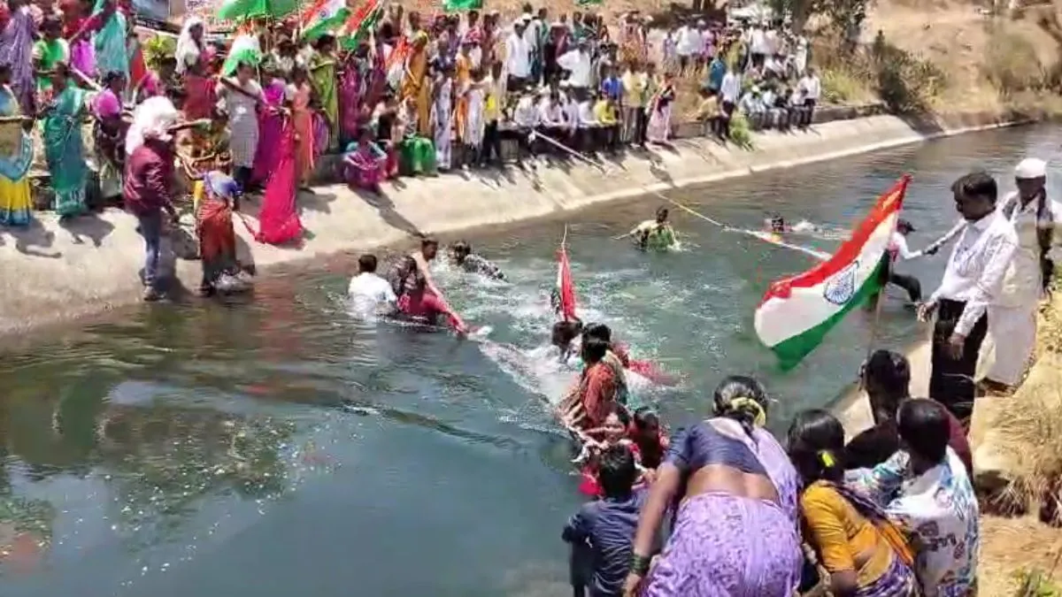 इगतपुरी में जल संकट के खिलाफ महिलाओं ने खोला मोर्चा, मुंबई कैनाल में प्रदर्शन, डैम परिसर में पुलिस तैनात महिलाओं ने मुंबई कैनाल में किया प्रदर्शन- India TV Hindi