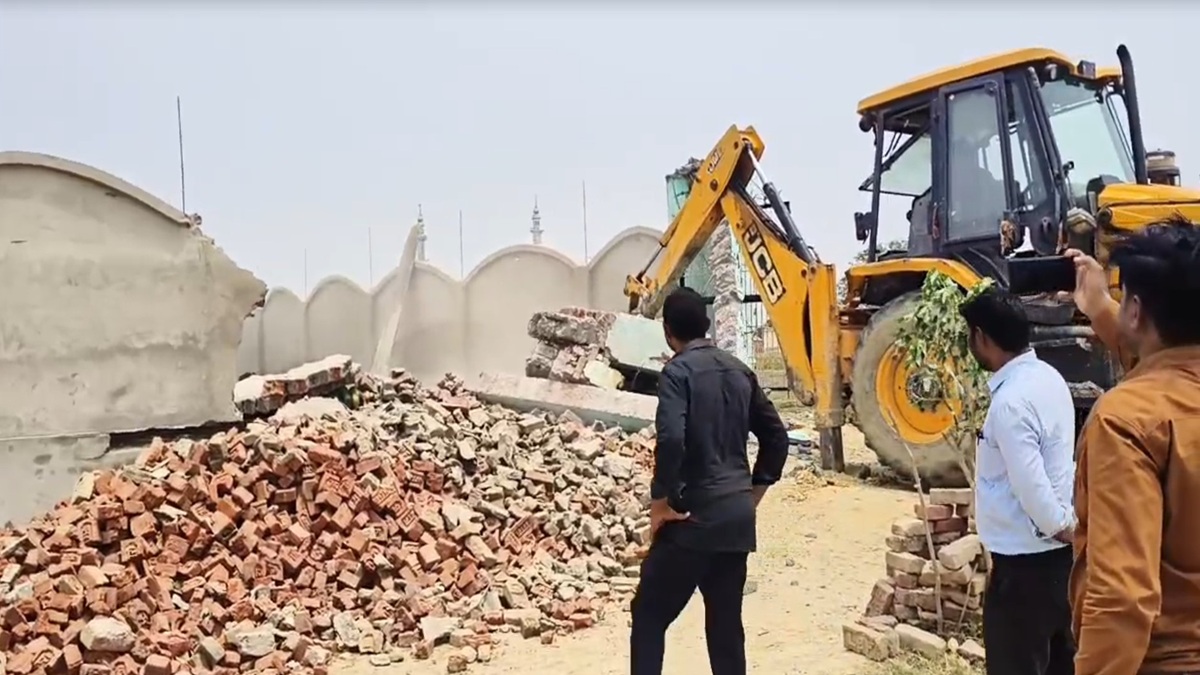 श्रावस्ती में अवैध मदरसों पर गरजा बुलडोजर, 2 मजार और 1 ईदगाह को भी किया जमींदोज