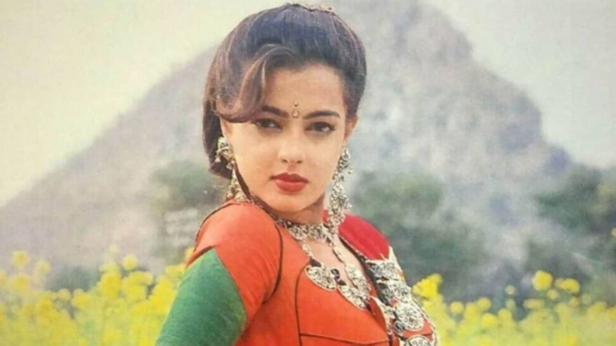 बॉलीवुड की इन दो सबसे खूबसूरत हीरोइनों को ममता कुलकर्णी ने कहा था प्लास्टिक ब्यूटी