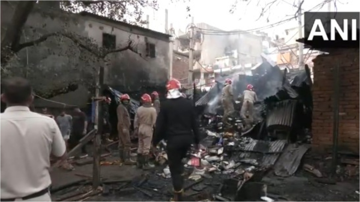 दिल्ली के कोटला सेवा नगर मार्केट में लगी आग, दमकलकर्मियों ने आग पर पाया काबू