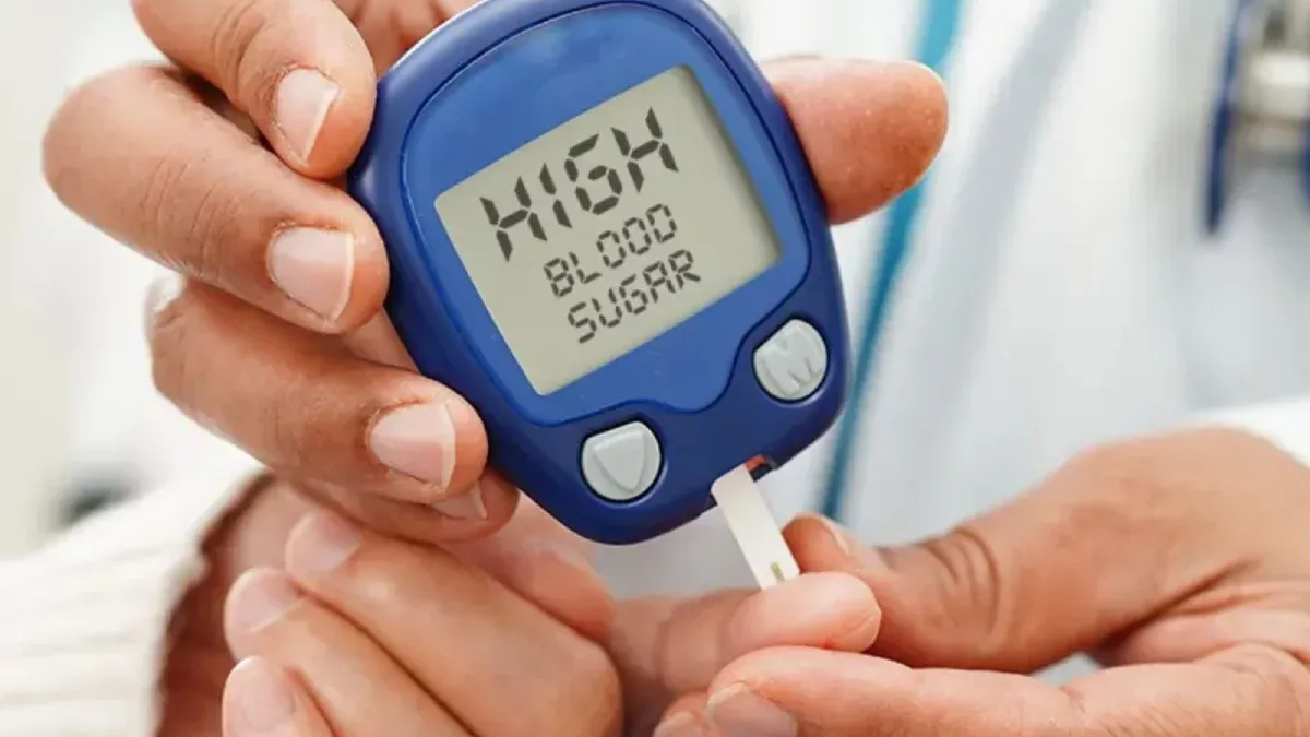 रात में क्यों बढ़ जाता है शुगर लेवल, जानें सोते समय कौन से लक्षण आते हैं नज़र और कैसे करें अपना बचाव? रात में शुगर बढ़ने का कारण- India TV Hindi