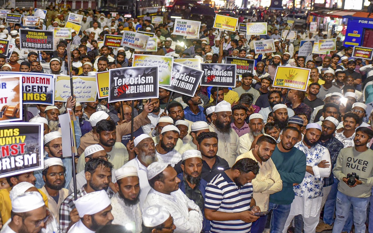 हलगाम हमले को लेकर देश में गुस्से की लहर, जुमे की नमाज के बाद मुसलमानों ने किया प्रदर्शन