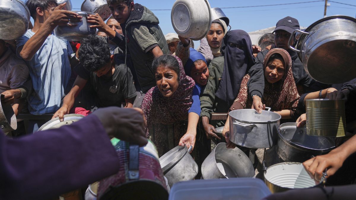 फिलिस्तीनियों पर फिर बरसे इजरायली गोली और टैंक, हज़ारों फिलिस्तीनी जा रहे थे सहायता केंद्र फिलिस्तीनियों पर फिर बरसे इजरायली गोली और टैंक, हज़ारों फिलिस्तीनी जा रहे थे सहायता केंद्र