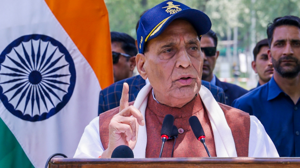 गुजरात के लिए रवाना हुए रक्षा मंत्री राजनाथ सिंह, भुज एयरबेस पर जवानों से बातचीत करेंगे