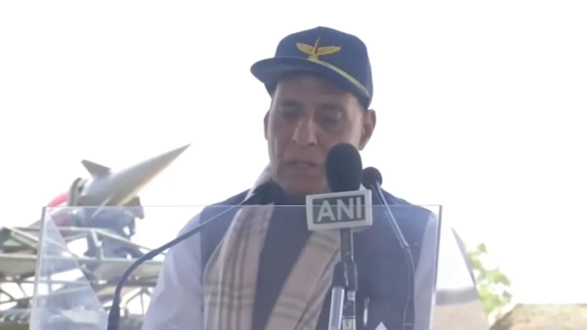 भुज एयरबेस से राजनाथ सिंह ने दी पाकिस्तान को चेतावनी, बोले- ये ट्रेलर था, सही समय पर पूरी पिक्चर भी दिखाएंगे भुज पहुंचे रक्षा मंत्री राजनाथ सिंह।- India TV Hindi