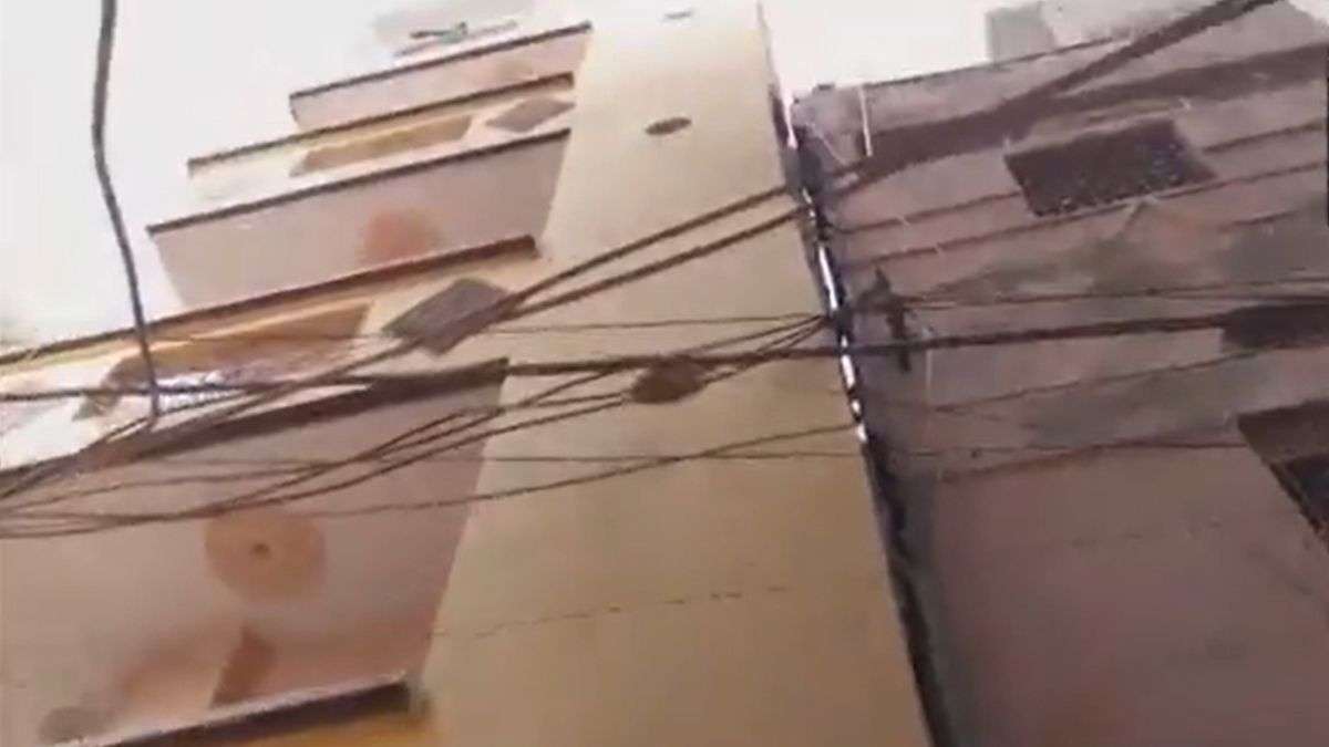 दिल्ली: शाहदरा में चार मंजिला इमारत झुकने से हड़कंप, MCD ने खाली कराई बिल्डिंग; देखें VIDEO